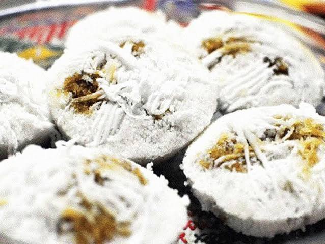 Pumaloi is a Khasi dish from Meghalaya. Rice is soaked, then ground into a coarse powder, then steamed in a cloth or a special pot until it holds together